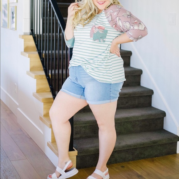 Light Wash Mid-Thigh Denim Shorts - Picture 6 of 7